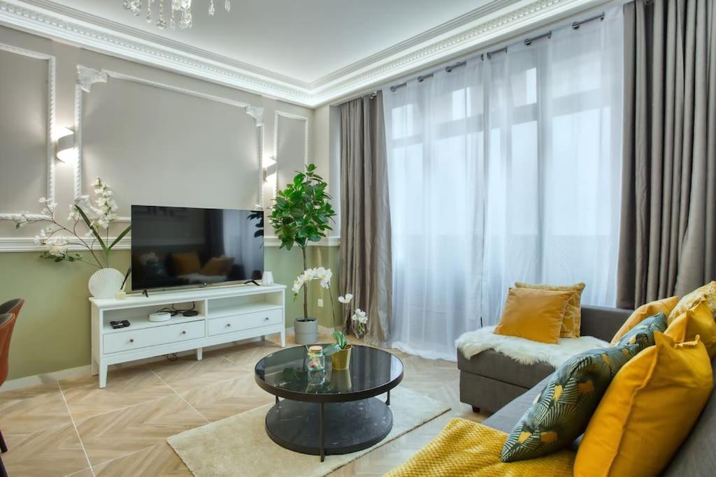 Charming Apart New 2 Bedrooms With Aircon Parijs Buitenkant foto